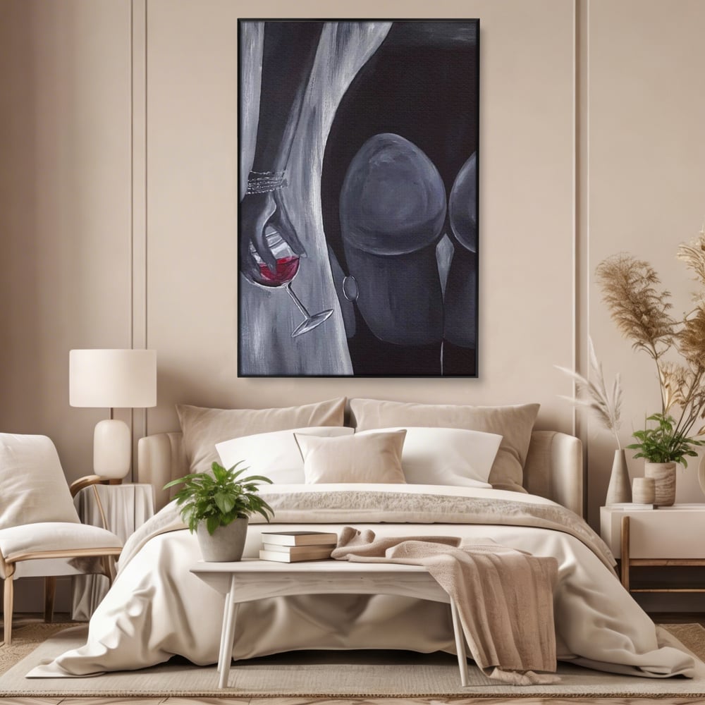 Tablou canvas cu pictura minimalista cu femeie si pahar de vin, in rama de aluminiu negru, pe perete intr-un dormitor